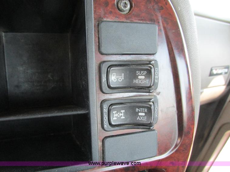 image for item F4493 2006 Mack CXN613 day cab semi truck