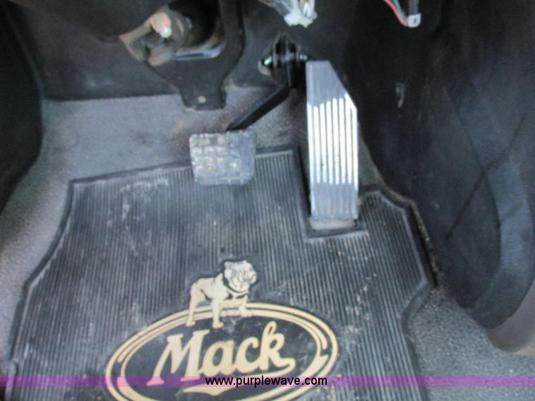 image for item F4493 2006 Mack CXN613 day cab semi truck