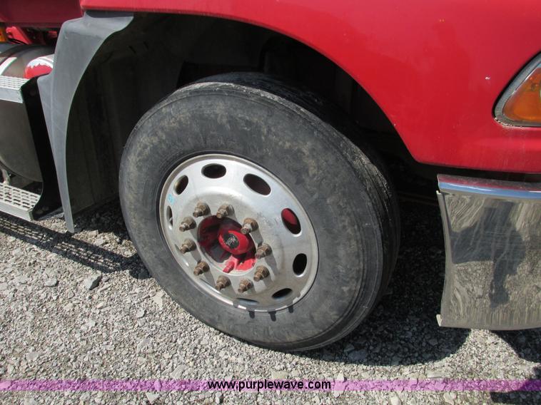 image for item F4493 2006 Mack CXN613 day cab semi truck