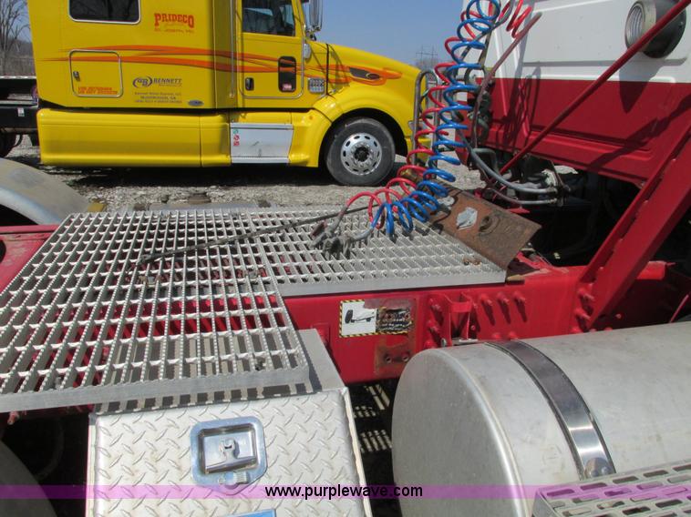 image for item F4493 2006 Mack CXN613 day cab semi truck