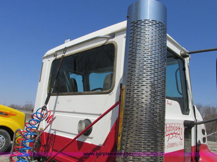 image for item F4493 2006 Mack CXN613 day cab semi truck