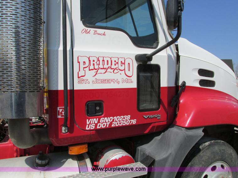 image for item F4493 2006 Mack CXN613 day cab semi truck