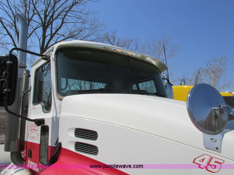 image for item F4493 2006 Mack CXN613 day cab semi truck