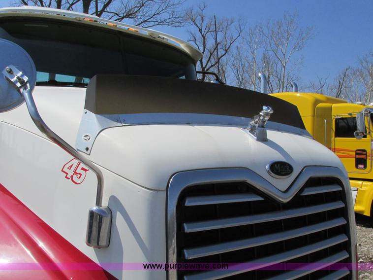 image for item F4493 2006 Mack CXN613 day cab semi truck