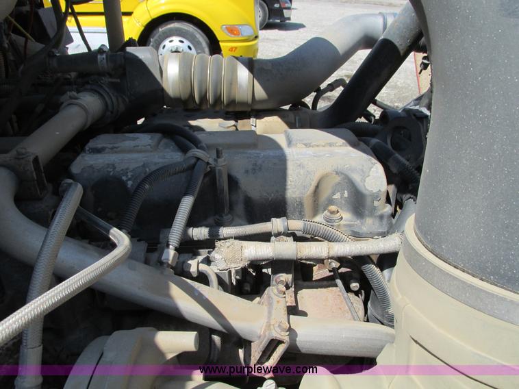 image for item F4493 2006 Mack CXN613 day cab semi truck