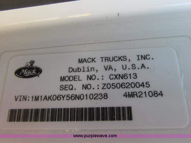 image for item F4493 2006 Mack CXN613 day cab semi truck