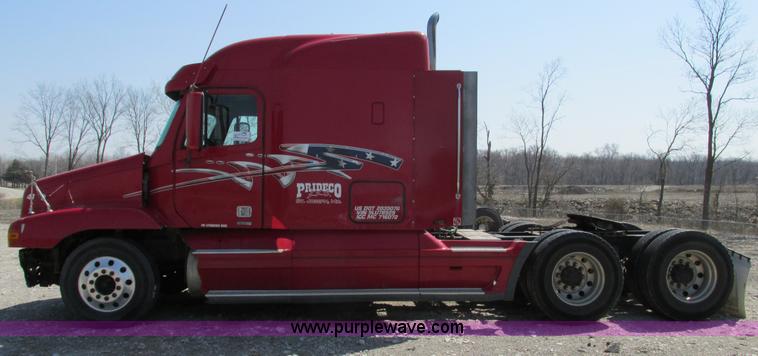 image for item F4495 2005 Freightliner Century Class S/T semi truck