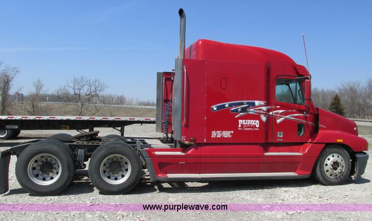 image for item F4495 2005 Freightliner Century Class S/T semi truck