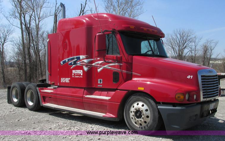 image for item F4495 2005 Freightliner Century Class S/T semi truck
