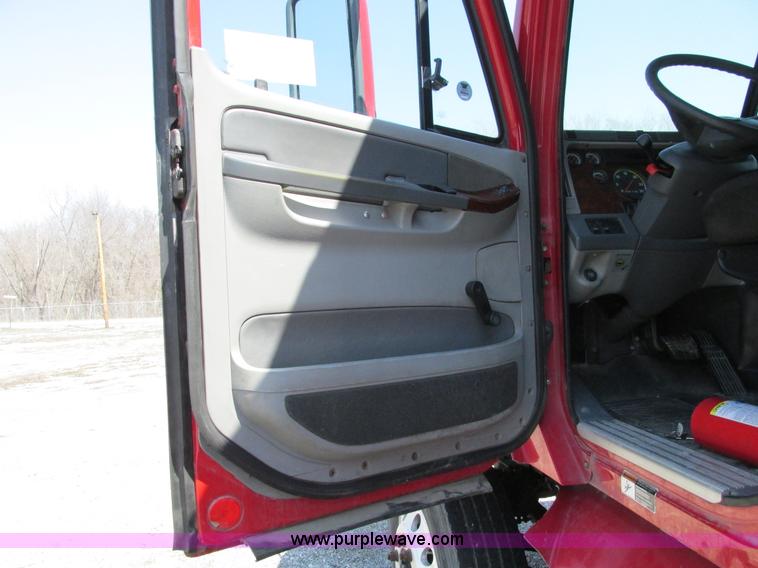 image for item F4495 2005 Freightliner Century Class S/T semi truck