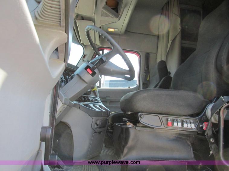 image for item F4495 2005 Freightliner Century Class S/T semi truck