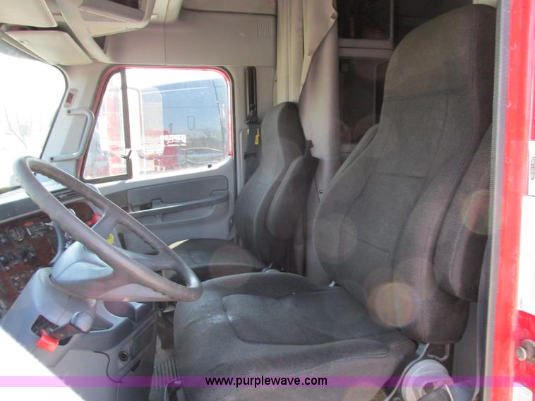 image for item F4495 2005 Freightliner Century Class S/T semi truck