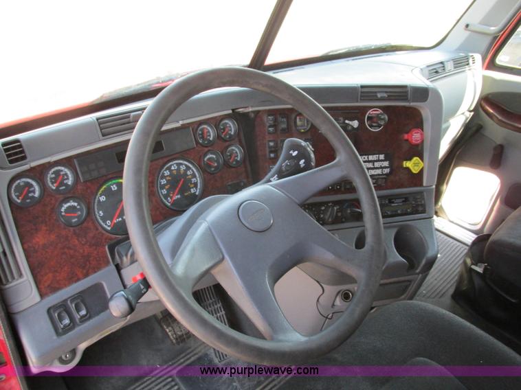 image for item F4495 2005 Freightliner Century Class S/T semi truck