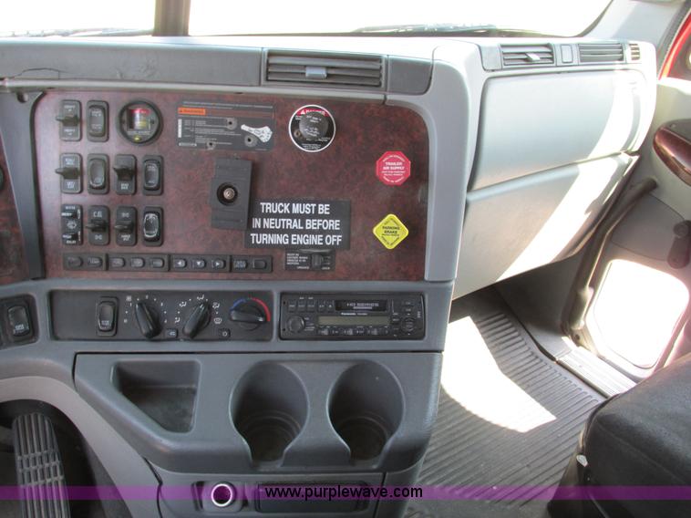 image for item F4495 2005 Freightliner Century Class S/T semi truck