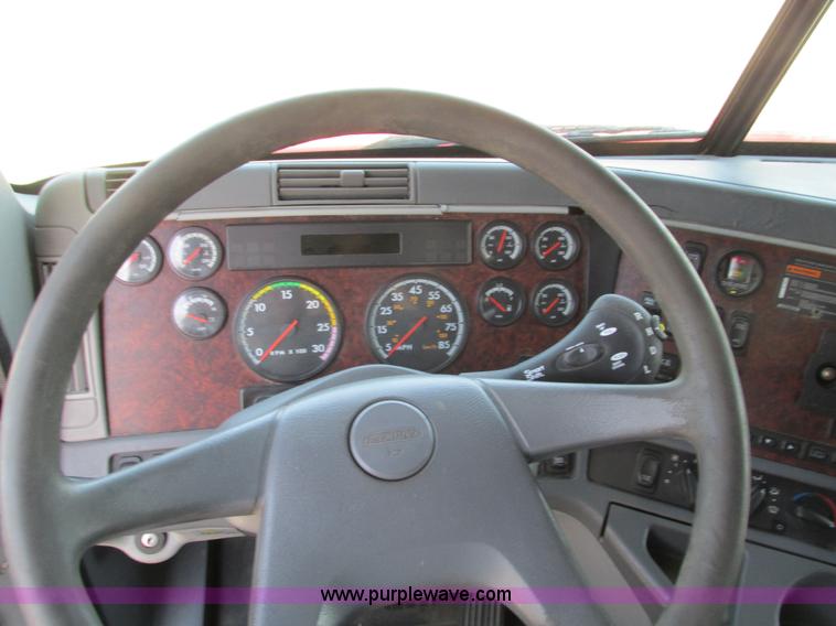 image for item F4495 2005 Freightliner Century Class S/T semi truck