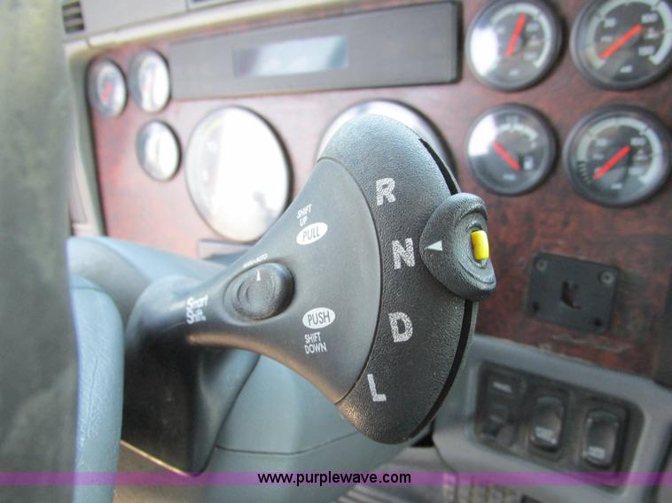 image for item F4495 2005 Freightliner Century Class S/T semi truck