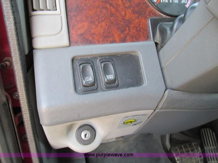 image for item F4495 2005 Freightliner Century Class S/T semi truck