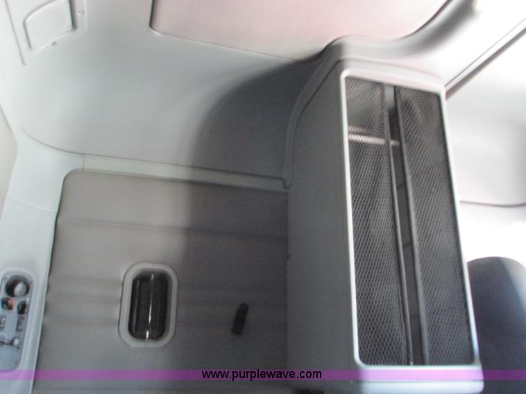 image for item F4495 2005 Freightliner Century Class S/T semi truck