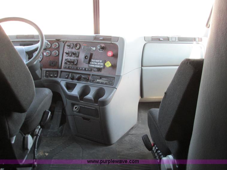 image for item F4495 2005 Freightliner Century Class S/T semi truck