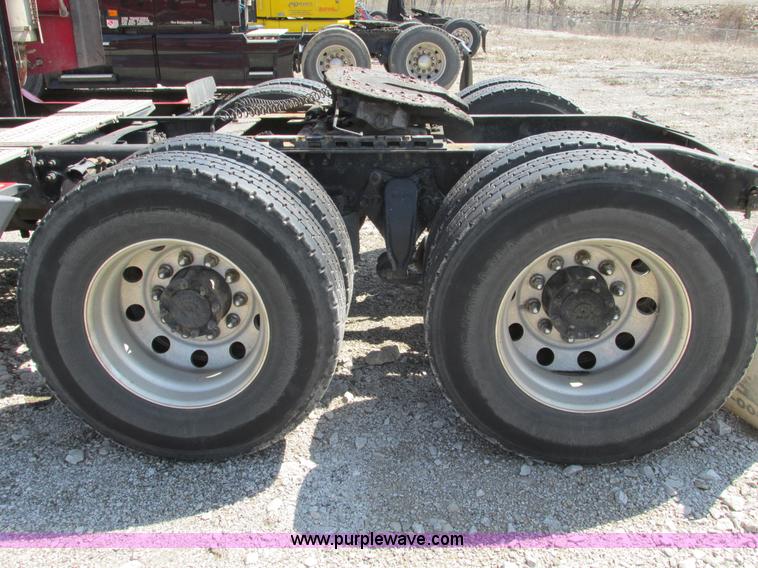 image for item F4495 2005 Freightliner Century Class S/T semi truck