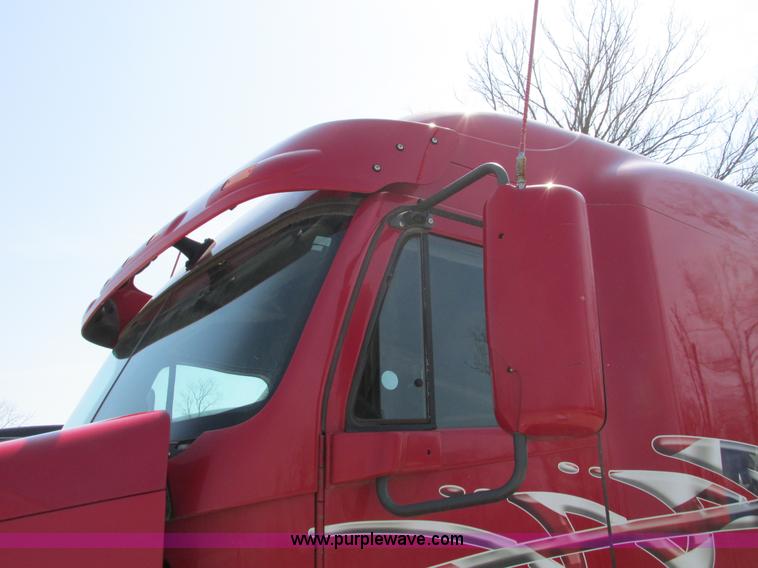 image for item F4495 2005 Freightliner Century Class S/T semi truck