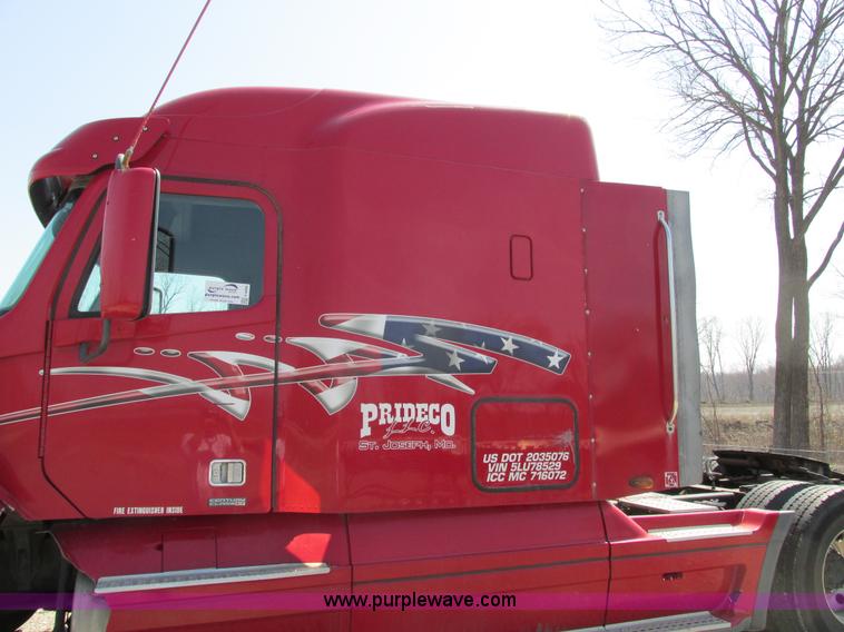 image for item F4495 2005 Freightliner Century Class S/T semi truck