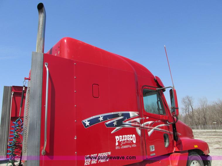 image for item F4495 2005 Freightliner Century Class S/T semi truck