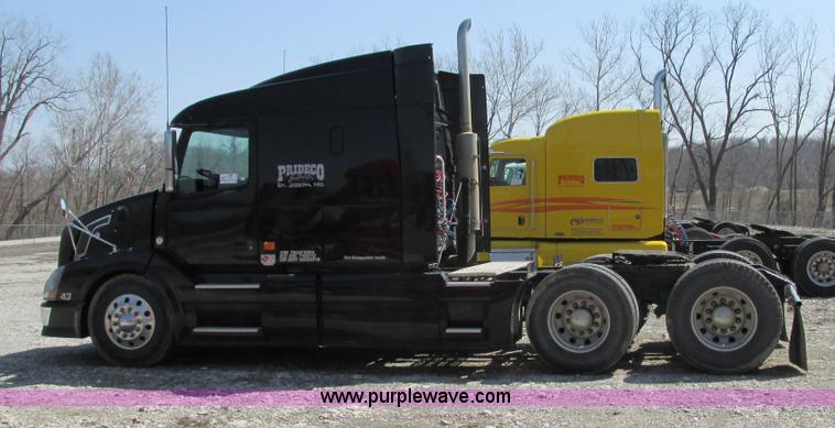 image for item F4496 2007 Volvo VN series tenth anniversary edition semi truck