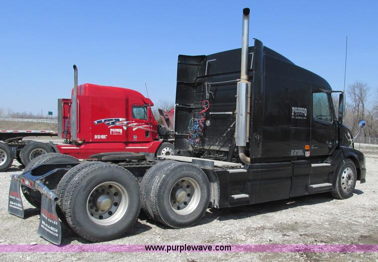 image for item F4496 2007 Volvo VN series tenth anniversary edition semi truck