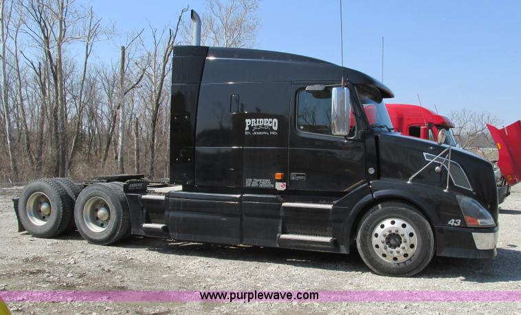 image for item F4496 2007 Volvo VN series tenth anniversary edition semi truck