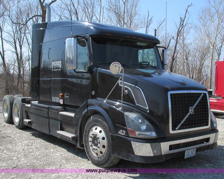 image for item F4496 2007 Volvo VN series tenth anniversary edition semi truck
