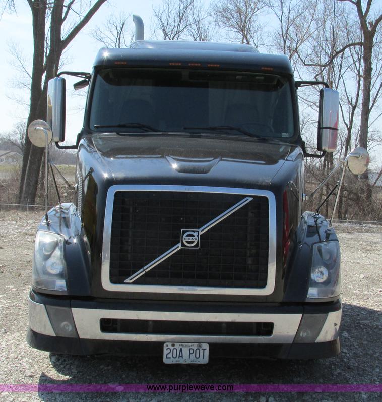 image for item F4496 2007 Volvo VN series tenth anniversary edition semi truck