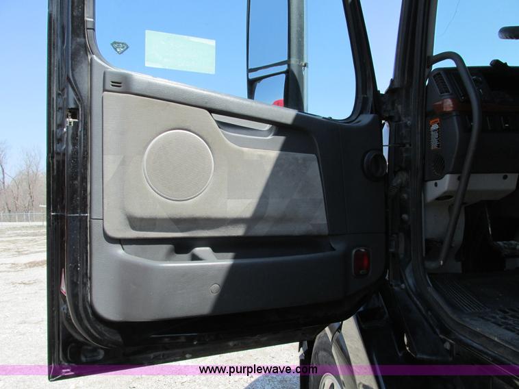 image for item F4496 2007 Volvo VN series tenth anniversary edition semi truck