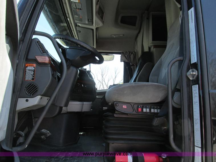 image for item F4496 2007 Volvo VN series tenth anniversary edition semi truck