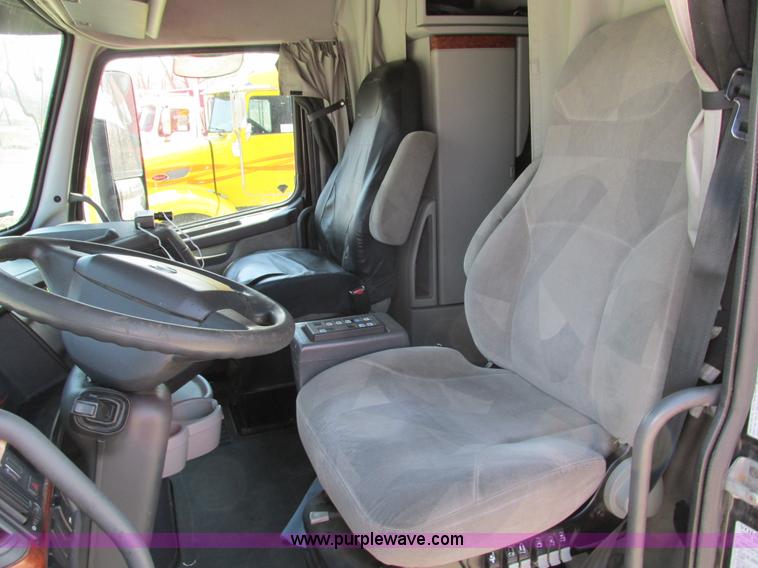 image for item F4496 2007 Volvo VN series tenth anniversary edition semi truck
