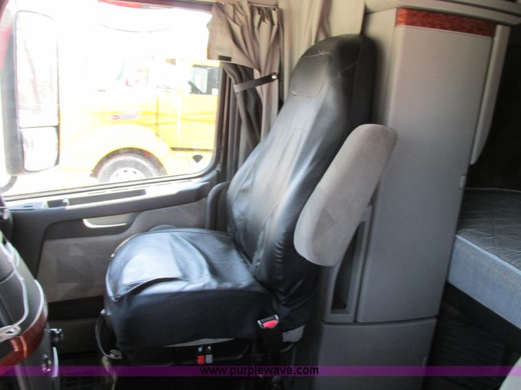 image for item F4496 2007 Volvo VN series tenth anniversary edition semi truck