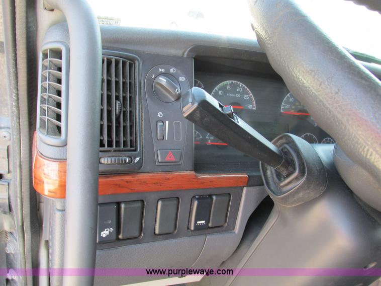 image for item F4496 2007 Volvo VN series tenth anniversary edition semi truck