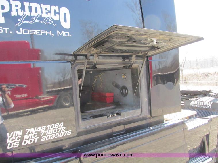 image for item F4496 2007 Volvo VN series tenth anniversary edition semi truck