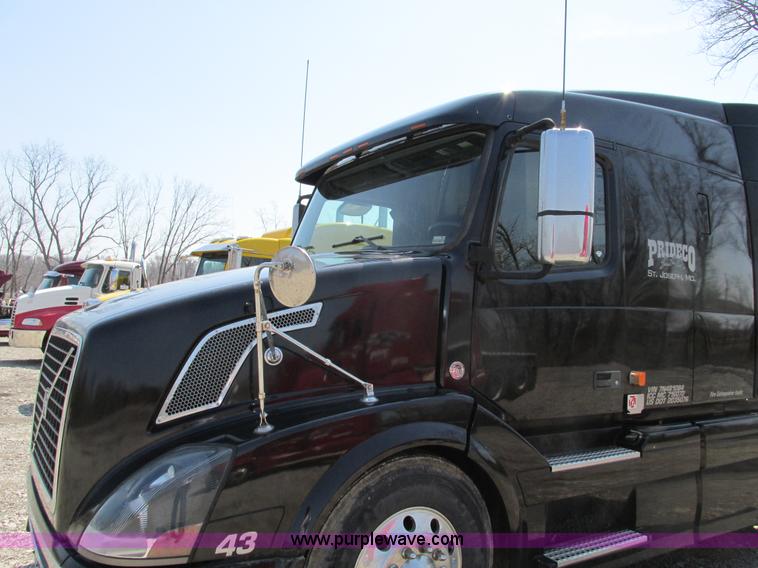 image for item F4496 2007 Volvo VN series tenth anniversary edition semi truck