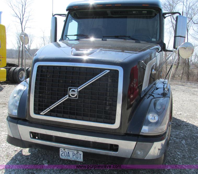 image for item F4496 2007 Volvo VN series tenth anniversary edition semi truck