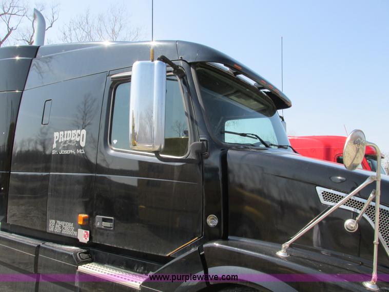 image for item F4496 2007 Volvo VN series tenth anniversary edition semi truck