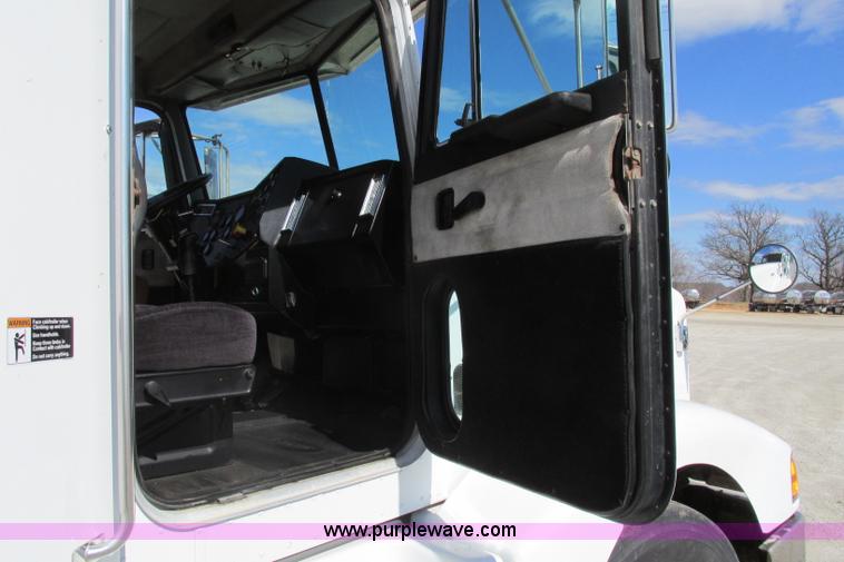 image for item F4769 1998 Peterbilt 377 semi truck