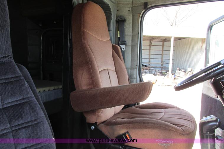 image for item F4769 1998 Peterbilt 377 semi truck