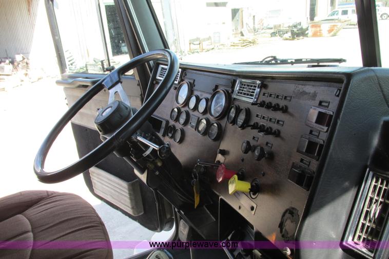 image for item F4769 1998 Peterbilt 377 semi truck