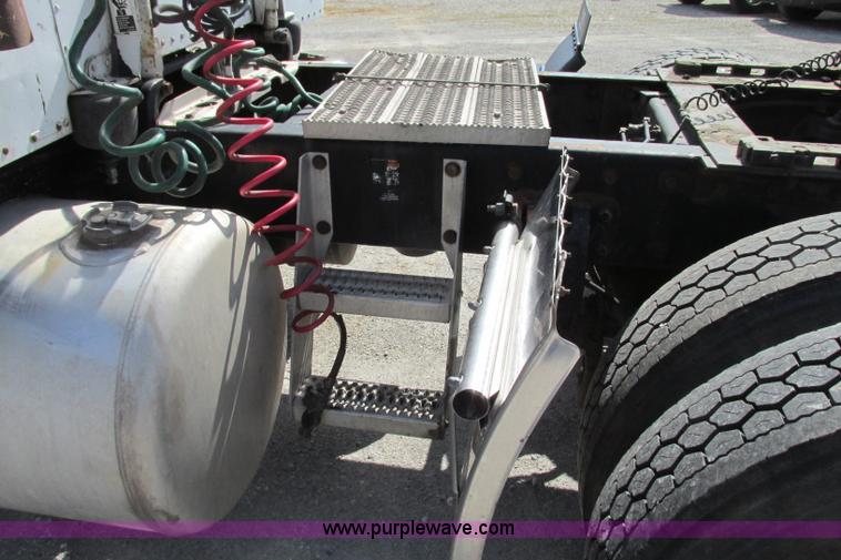 image for item F4769 1998 Peterbilt 377 semi truck