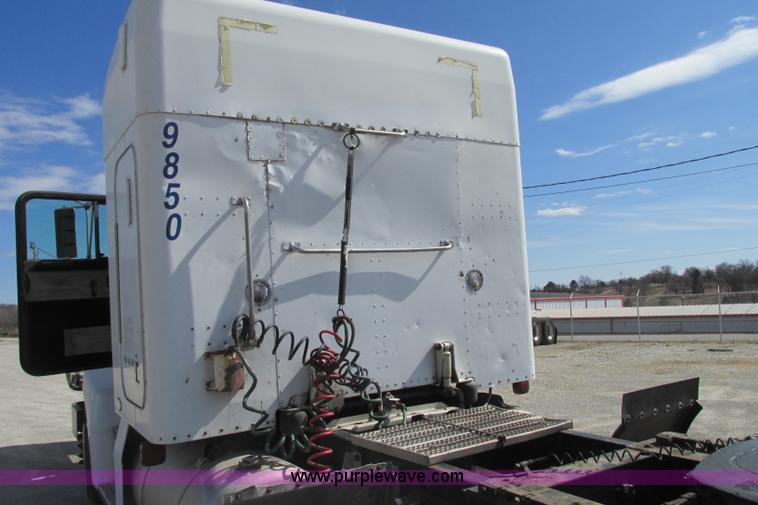 image for item F4769 1998 Peterbilt 377 semi truck