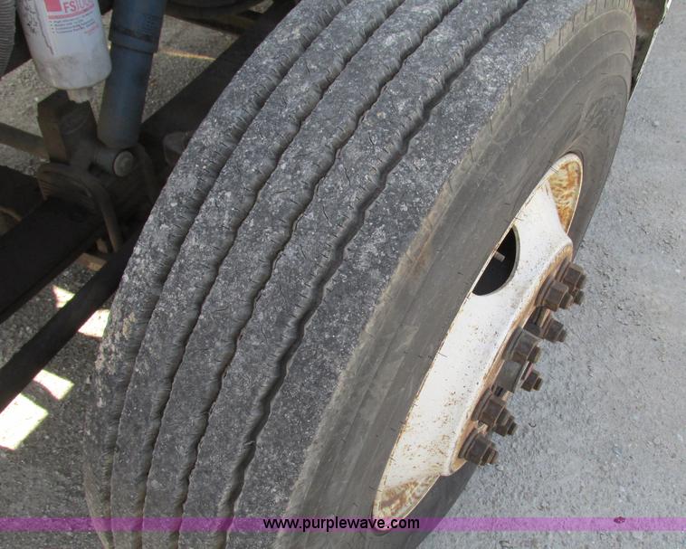 image for item F4769 1998 Peterbilt 377 semi truck