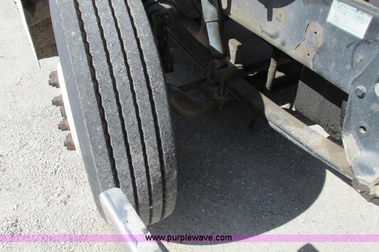 image for item F4769 1998 Peterbilt 377 semi truck