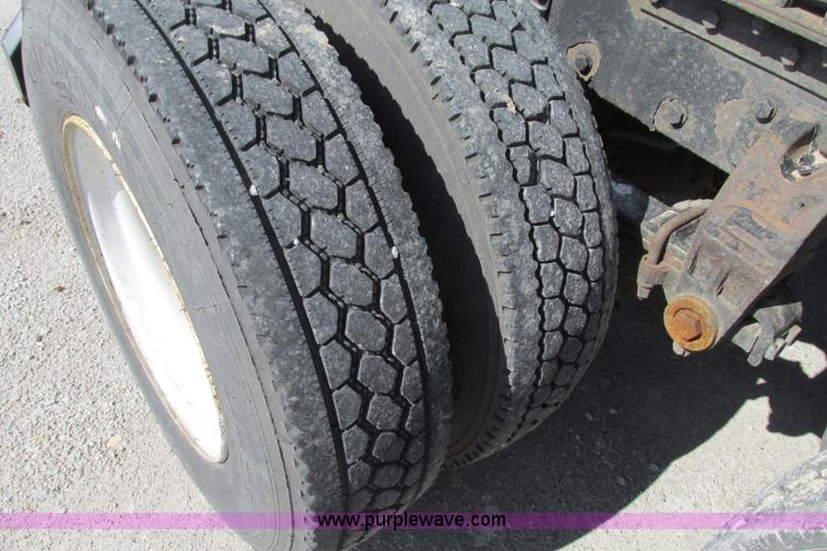 image for item F4769 1998 Peterbilt 377 semi truck