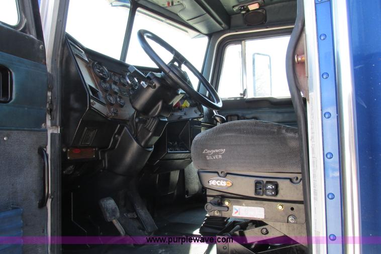 image for item F4770 1999 Peterbilt 377 semi truck